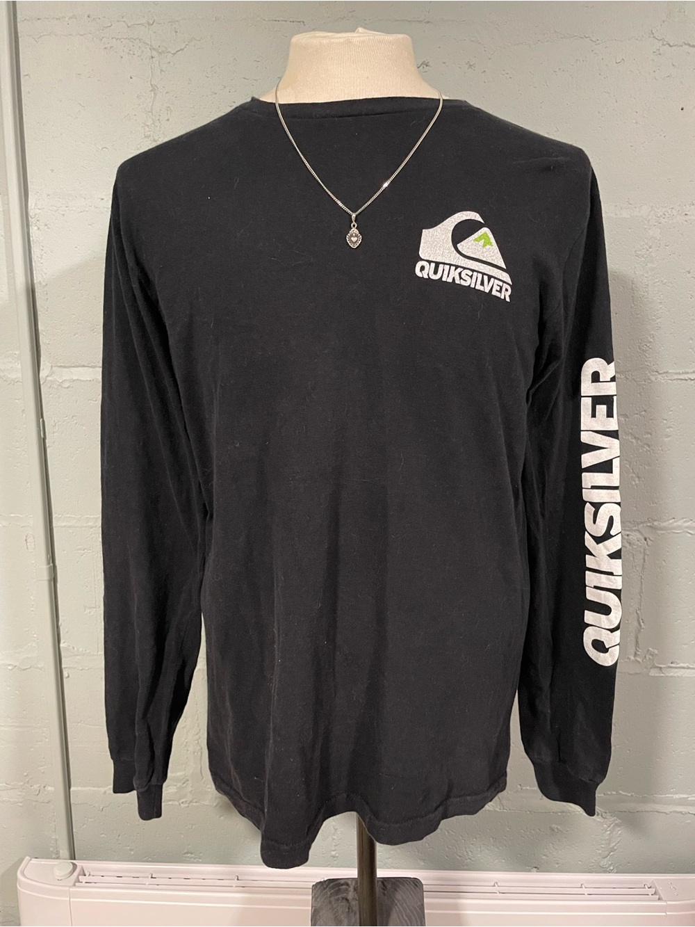 Y2K Quiksilver Men's Black Long-Sleeve Logo Tee